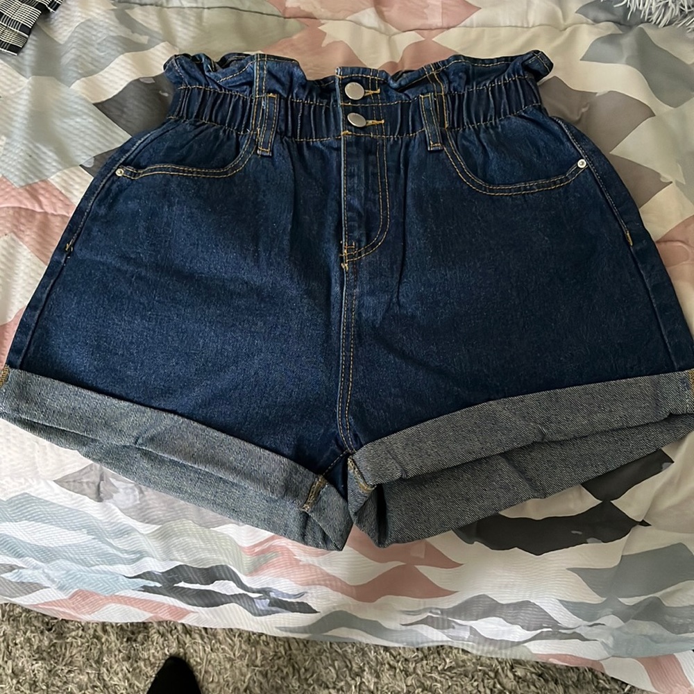NEVER WORN BOUTIQUE SHORTS !